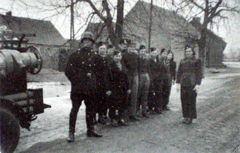 Frauenfeuerwehr mit Wehrleiter Paul Lehsing und Ausbilder Paul Raack (Foto: 1944)