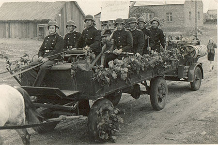 FF beim Umzug in Gräfendorf (Foto: 1955)